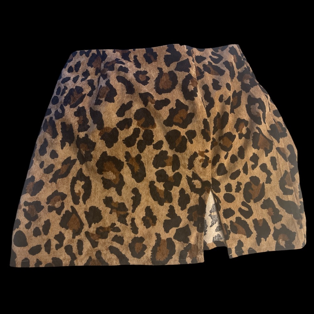 Mini cheetah print skirt with split